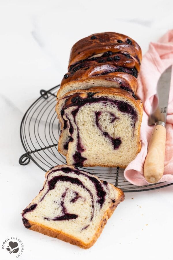 Heiderbeer-Buttermilch-Babka aus For the love of Bread – Zeit für gutes Brot von Sonja Bauer.